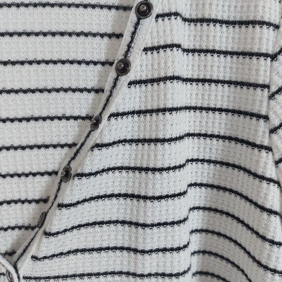 Torrid Thermal Waffle Weave V Neck Shirt White Black Stripes Snap Button Size 4… - Picture 6 of 7